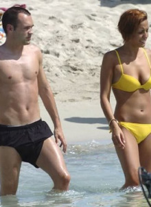 Andres Iniesta wag novia girlfriend Anna beach playa barcelona fomentera