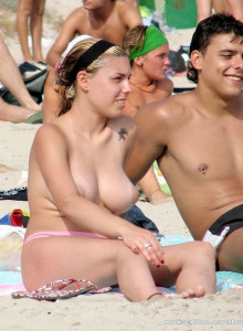 Amazing topless candid girls at the beach