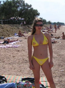 Teen hot brunette gf in yellow bikini at the beach