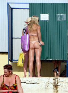 Sexy blonde candid ass in bikini